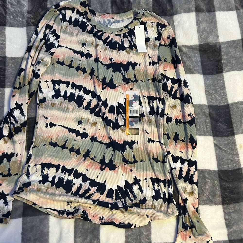 NWT No Boundaries splatter long sleeves shirt size medium, A14
